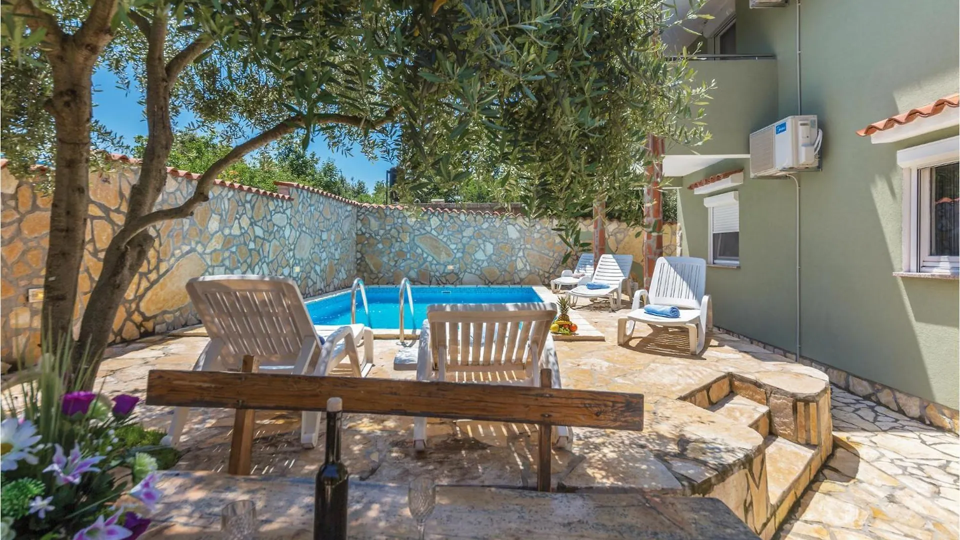4 Bedroom Cozy Home In Peroj